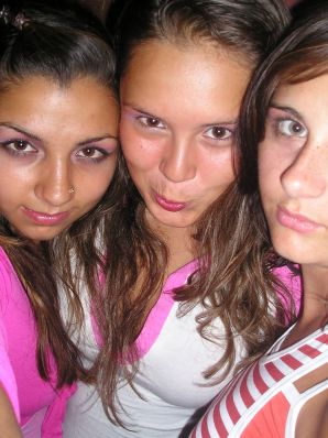 Сексуальная брюнетка с просвечивающимися сквозь кофточку сосками. Эскиз 42