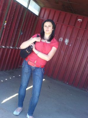 Сексуальная брюнетка с просвечивающимися сквозь кофточку сосками. Эскиз 8