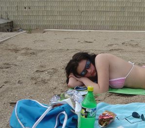 Сексуальная брюнетка с просвечивающимися сквозь кофточку сосками. Эскиз 9