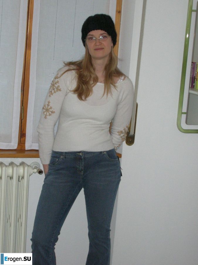 Высокая блондинка с широкими бедрами разделась дома и показала сиськи. Фото 16