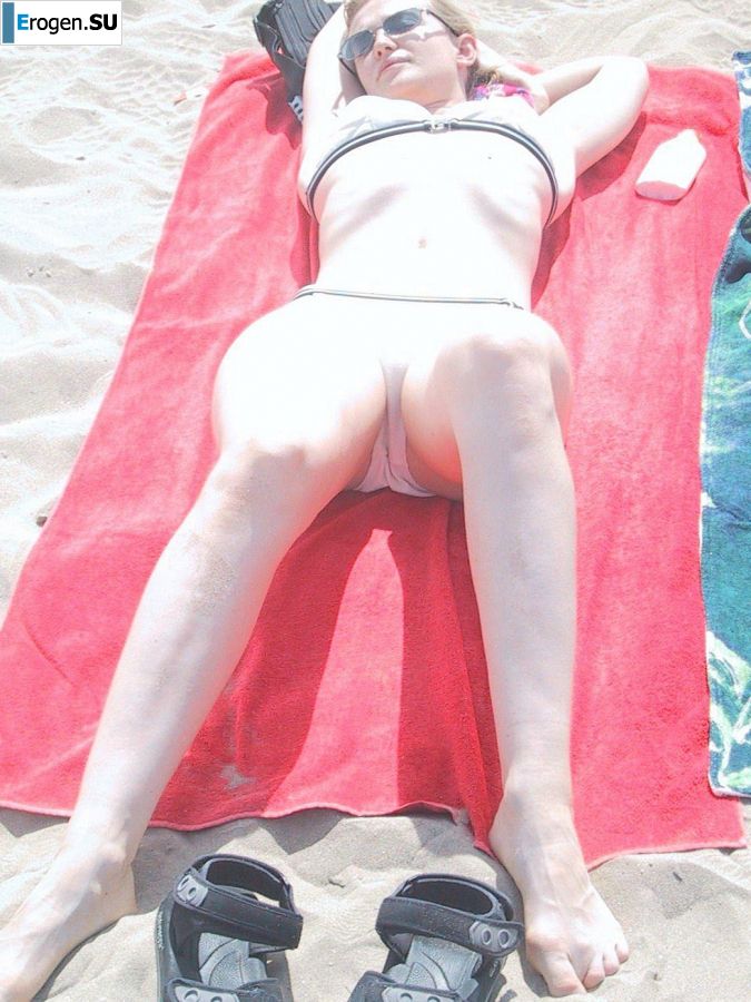 Высокая блондинка с широкими бедрами разделась дома и показала сиськи. Фото 24