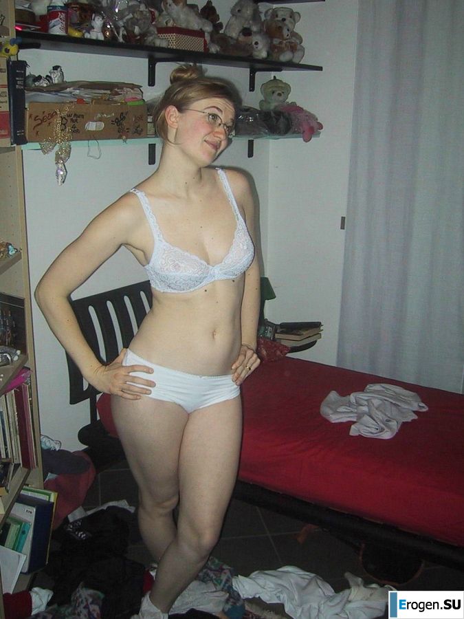 Высокая блондинка с широкими бедрами разделась дома и показала сиськи. Фото 25