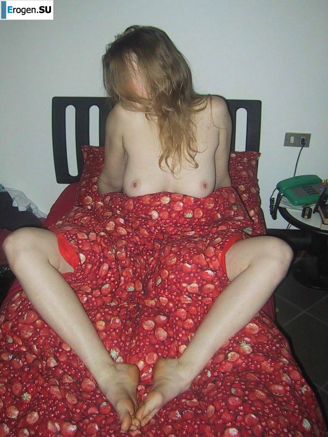Высокая блондинка с широкими бедрами разделась дома и показала сиськи. Фото 26