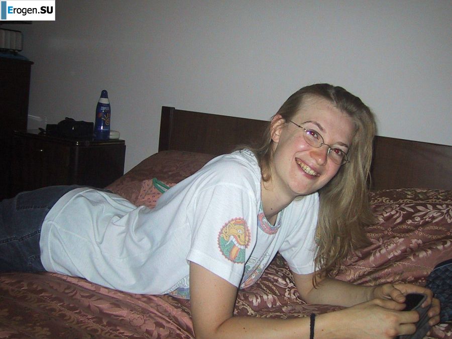 Высокая блондинка с широкими бедрами разделась дома и показала сиськи. Фото 32