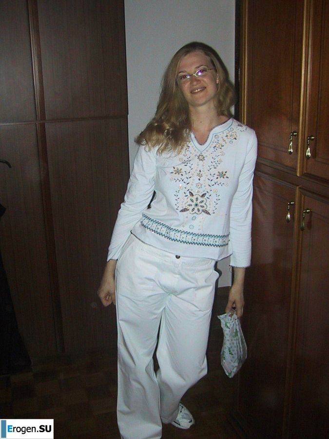 Высокая блондинка с широкими бедрами разделась дома и показала сиськи. Фото 34