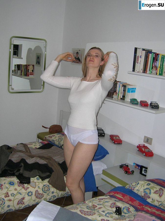 Высокая блондинка с широкими бедрами разделась дома и показала сиськи. Фото 36