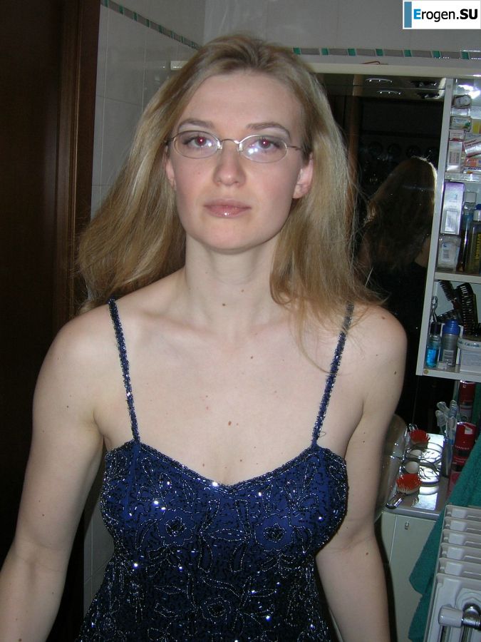 Высокая блондинка с широкими бедрами разделась дома и показала сиськи. Фото 39