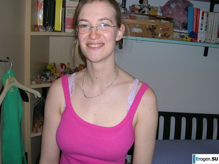 Высокая блондинка с широкими бедрами разделась дома и показала сиськи. Фото 40