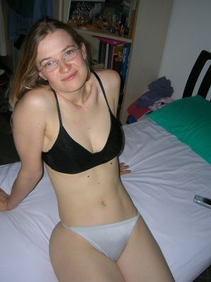 Высокая блондинка с широкими бедрами разделась дома и показала сиськи. Эскиз 14