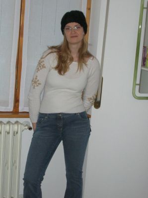 Высокая блондинка с широкими бедрами разделась дома и показала сиськи. Эскиз 16