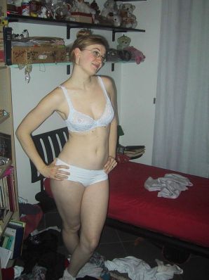 Высокая блондинка с широкими бедрами разделась дома и показала сиськи. Эскиз 25