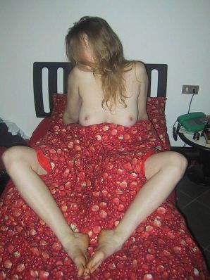 Высокая блондинка с широкими бедрами разделась дома и показала сиськи. Эскиз 26