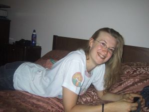 Высокая блондинка с широкими бедрами разделась дома и показала сиськи. Эскиз 32