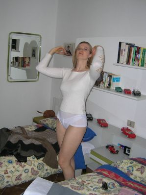 Высокая блондинка с широкими бедрами разделась дома и показала сиськи. Эскиз 36