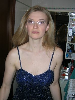 Высокая блондинка с широкими бедрами разделась дома и показала сиськи. Эскиз 39