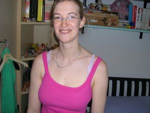 Высокая блондинка с широкими бедрами разделась дома и показала сиськи. Эскиз 40