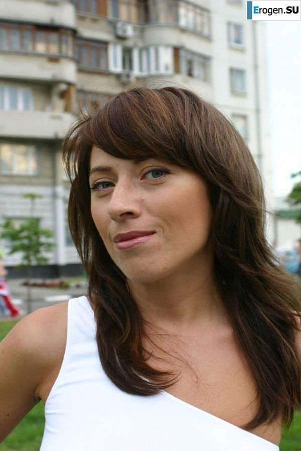 A mature woman takes off her skirt and panties in the stairwell. Photo 8