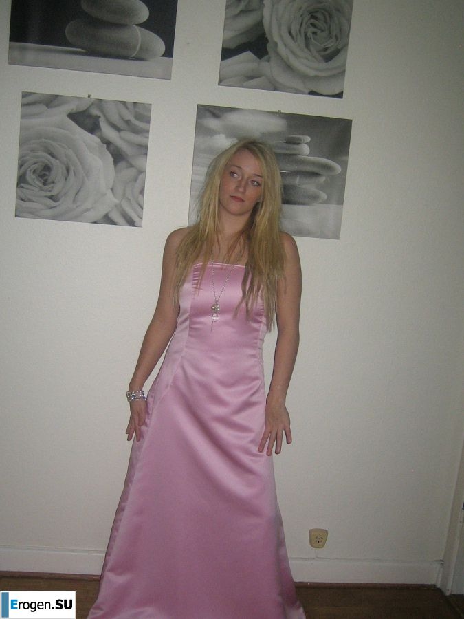 Блондинка с силиконовой грудью позирует в коротенькой юбочке. Фото 16