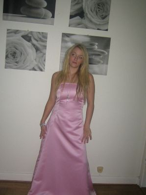 Блондинка с силиконовой грудью позирует в коротенькой юбочке. Эскиз 16