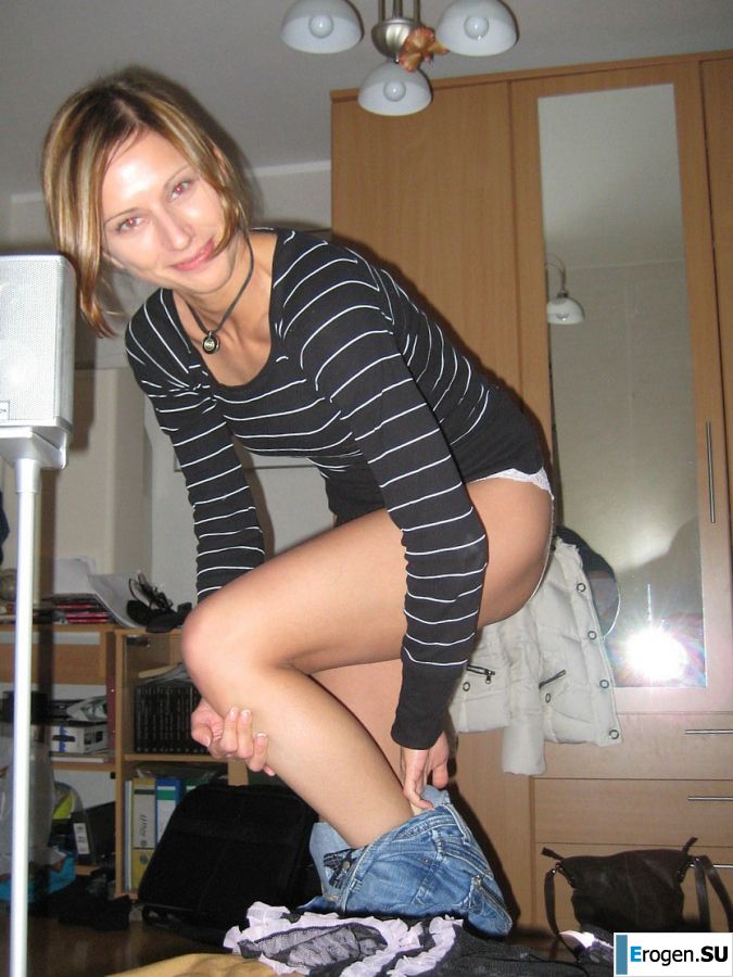 A slender beauty undresses and twists a booty in front of her man. Photo 12