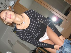 Стройная красотка раздевается и крутит попой перед своим мужиком. Эскиз 11