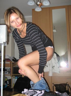 Стройная красотка раздевается и крутит попой перед своим мужиком. Эскиз 12