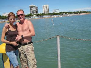 Стройная красотка раздевается и крутит попой перед своим мужиком. Эскиз 39