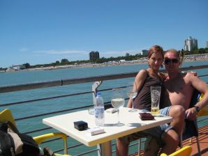 Стройная красотка раздевается и крутит попой перед своим мужиком. Эскиз 40