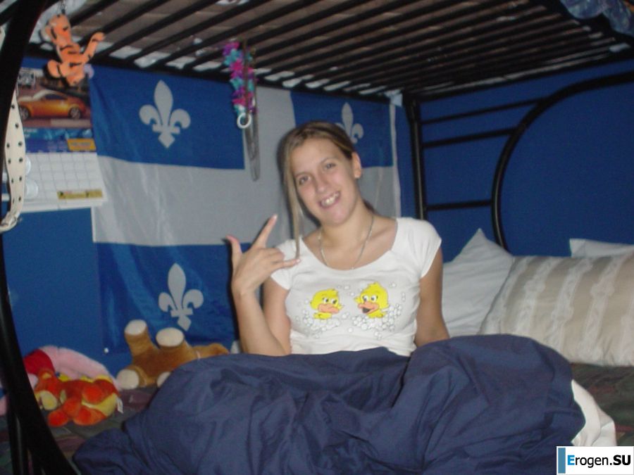 Молодую студентку с татуировками застали спящей после вечеринки. Фото 10