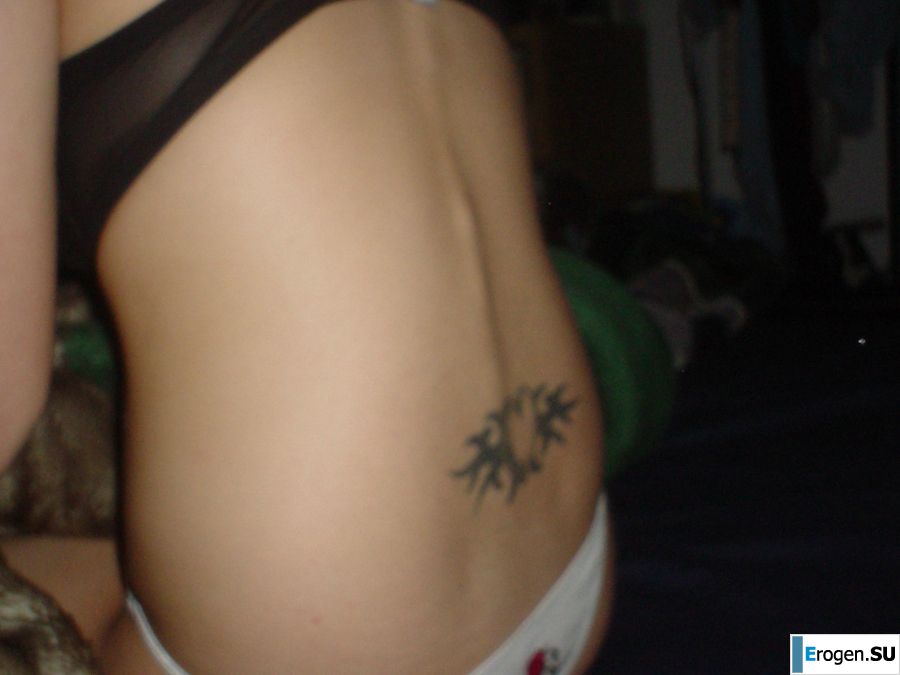 Молодую студентку с татуировками застали спящей после вечеринки. Фото 20