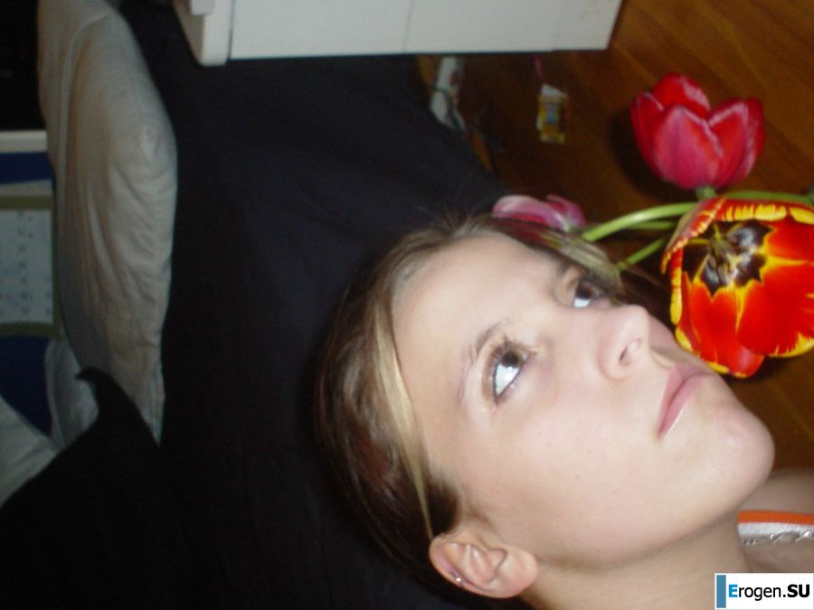 Молодую студентку с татуировками застали спящей после вечеринки. Фото 21