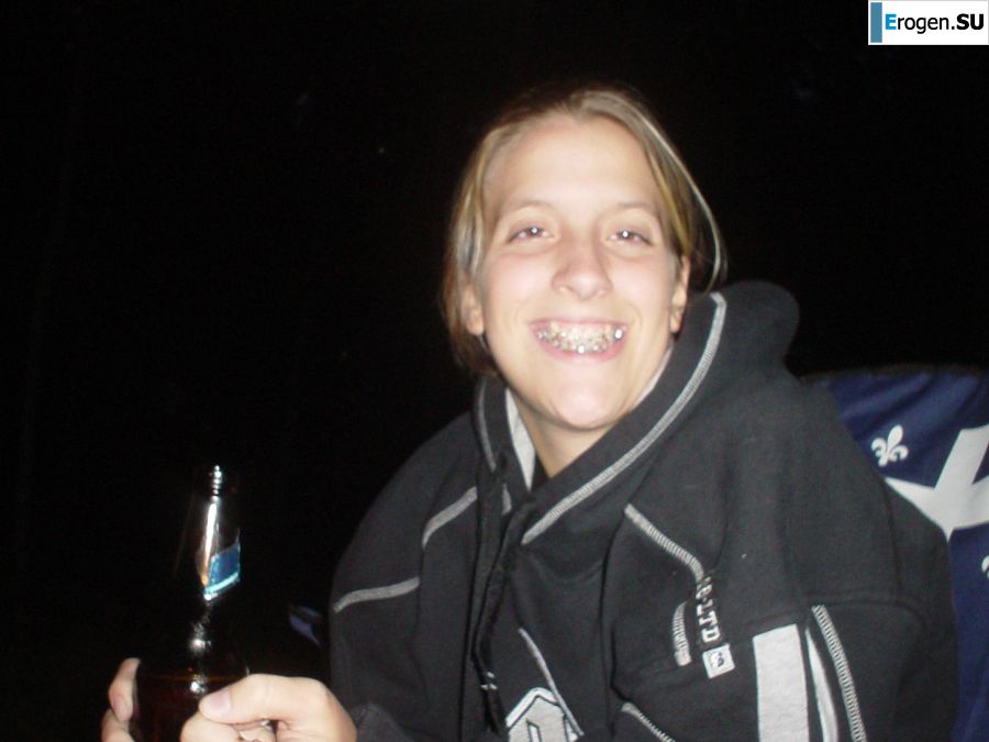 Молодую студентку с татуировками застали спящей после вечеринки. Фото 26