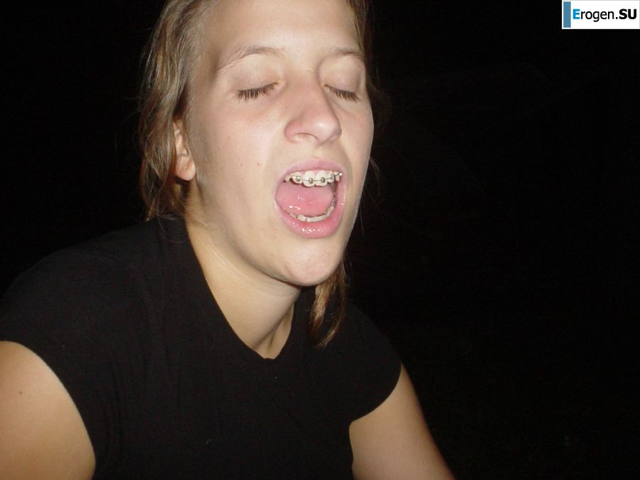 Молодую студентку с татуировками застали спящей после вечеринки. Фото 27