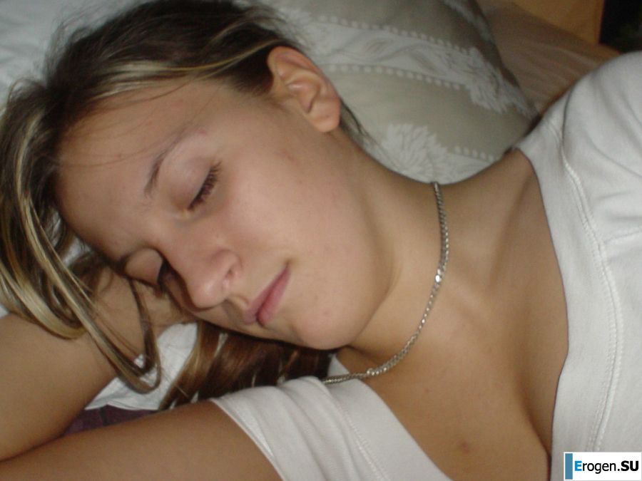 Молодую студентку с татуировками застали спящей после вечеринки. Фото 7