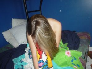 Молодую студентку с татуировками застали спящей после вечеринки. Эскиз 14