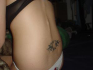 Молодую студентку с татуировками застали спящей после вечеринки. Эскиз 20