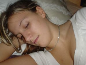 Молодую студентку с татуировками застали спящей после вечеринки. Эскиз 7