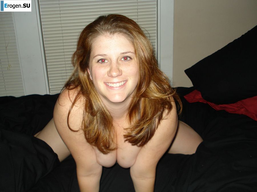 The seductive female is naked and shows a striptease, spreading her legs. Photo 10