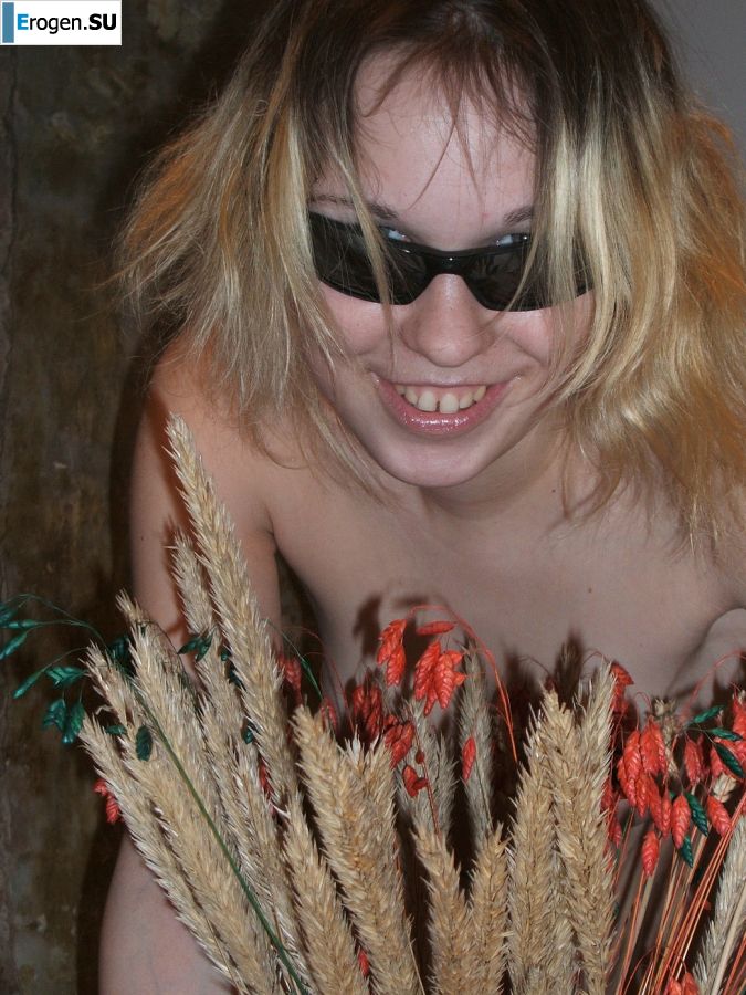 Блондинка с тонкой талией позирует в очках и красных трусиках. Часть 2. Фото 12