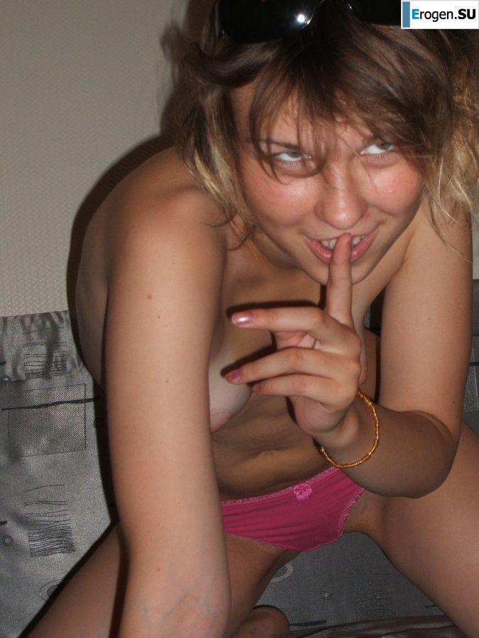 Блондинка с тонкой талией позирует в очках и красных трусиках. Часть 2. Фото 30