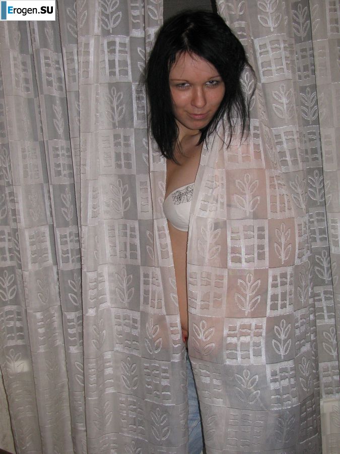 Блондинка с тонкой талией позирует в очках и красных трусиках. Часть 2. Фото 40