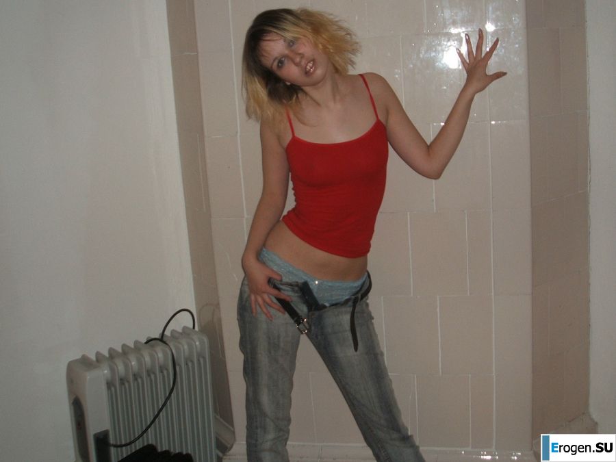 Блондинка с тонкой талией позирует в очках и красных трусиках. Часть 2. Фото 6