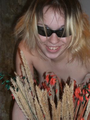 Блондинка с тонкой талией позирует в очках и красных трусиках. Часть 2. Эскиз 12