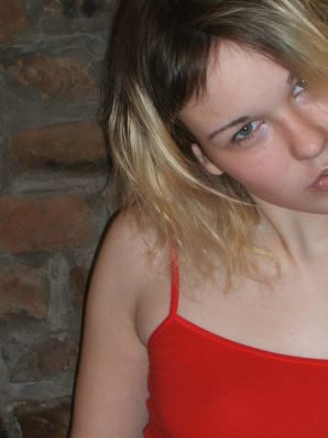 Блондинка с тонкой талией позирует в очках и красных трусиках. Часть 2. Эскиз 21