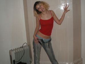 Блондинка с тонкой талией позирует в очках и красных трусиках. Часть 2. Эскиз 6