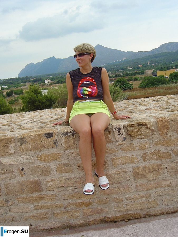 A mature woman showed her neat breasts on vacation. Photo 1