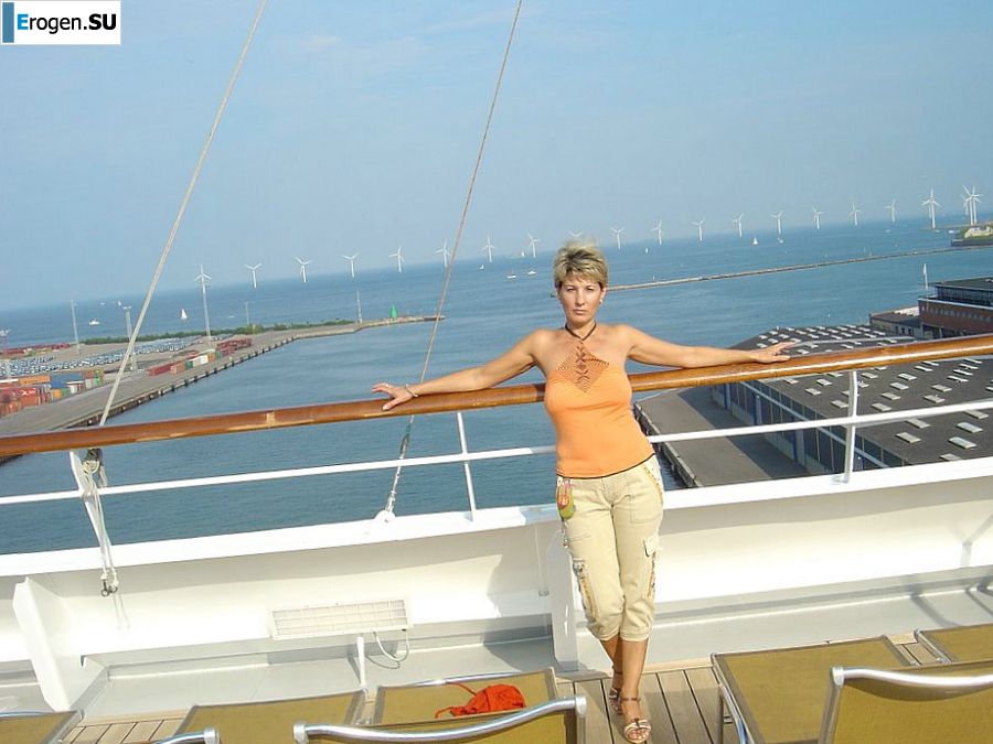 A mature woman showed her neat breasts on vacation. Photo 12