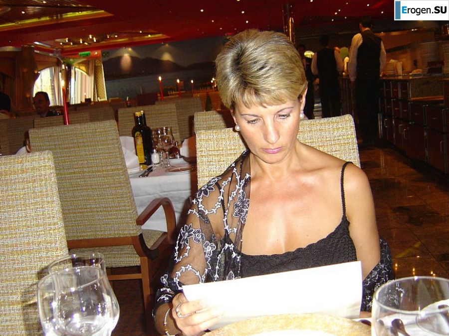 A mature woman showed her neat breasts on vacation. Photo 13