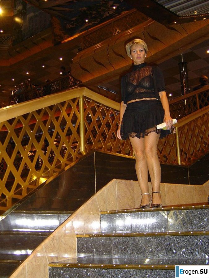 A mature woman showed her neat breasts on vacation. Photo 15