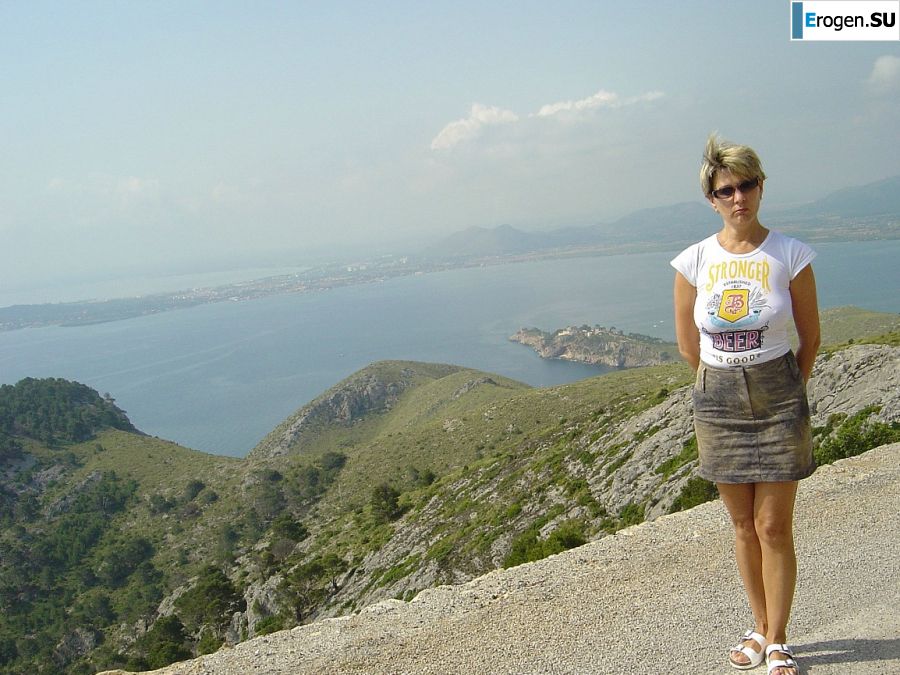 A mature woman showed her neat breasts on vacation. Photo 2